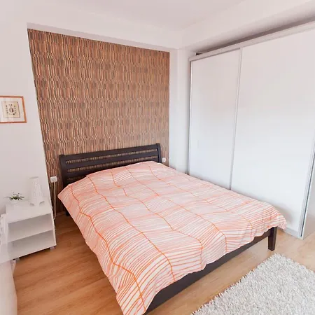 Orange Apartment *